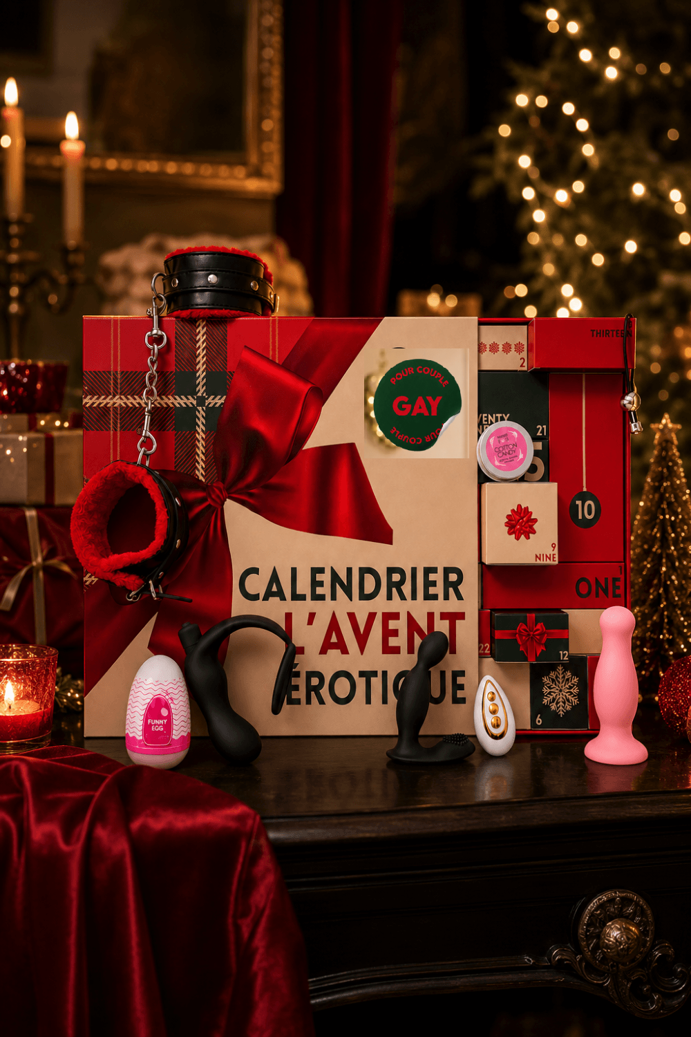 Calendrier de l'Avent érotique version Gay : boîte rouge et verte à carreaux avec grand nœud satin, badge « Pour couple gay », cases numérotées et accessoires érotiques disposés autour