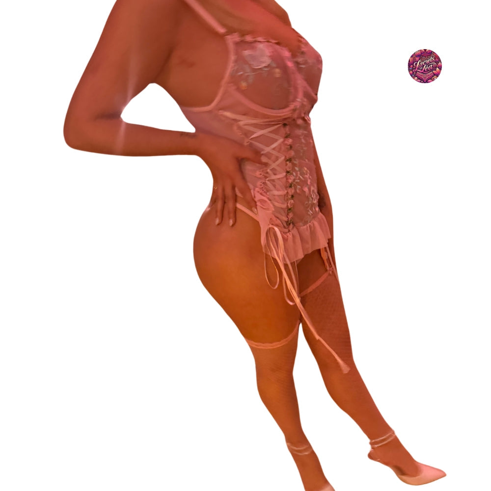 Ensemble corset rose brodé à jarretelles – Rosalie – Les Secrets de Léa, vue 5