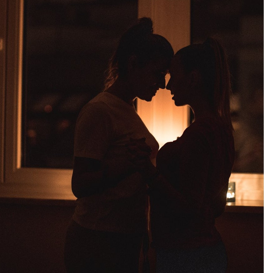 Couple de femmes utilisant le dildo vibrant harnais en soirée — Le Marquis by Lady Mary