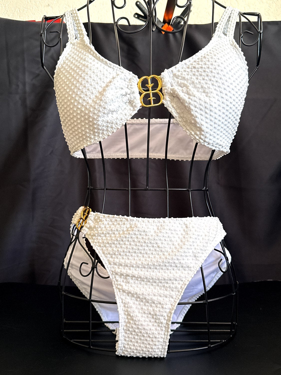 Maillot de bain bikini blanc texturé à boucles dorées – Téa – Les Secrets de Léa, vue 2