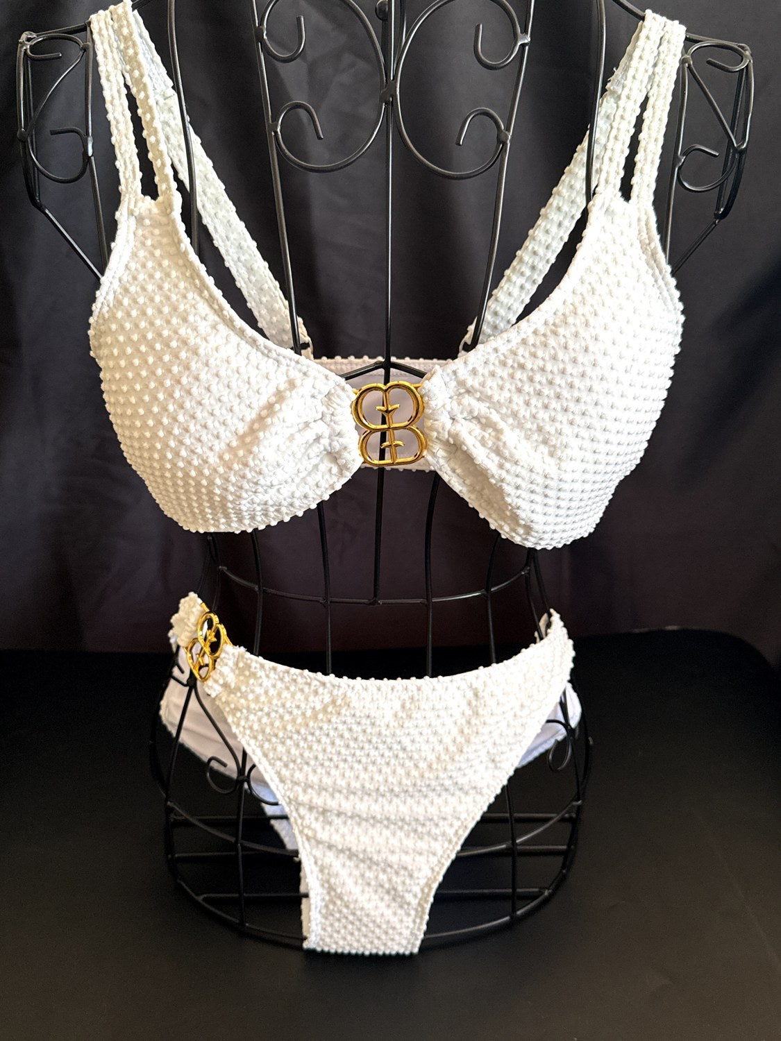 Maillot de bain bikini blanc texturé à boucles dorées – Téa – Les Secrets de Léa, vue 3