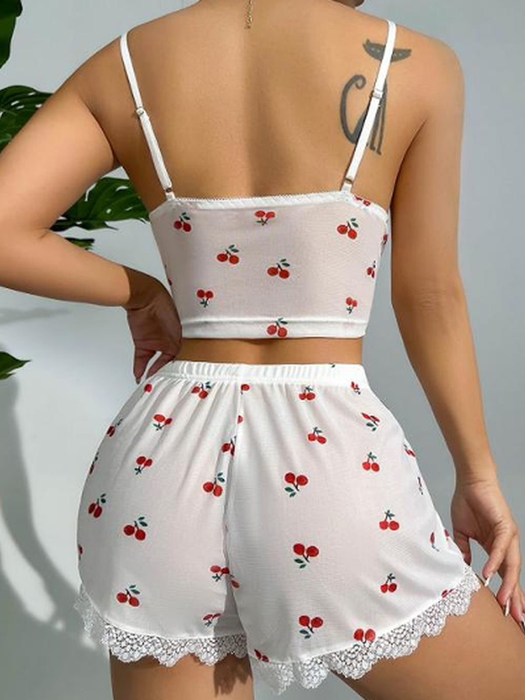 Pyjama Lola vu de dos : fines bretelles et short ample à taille élastique
