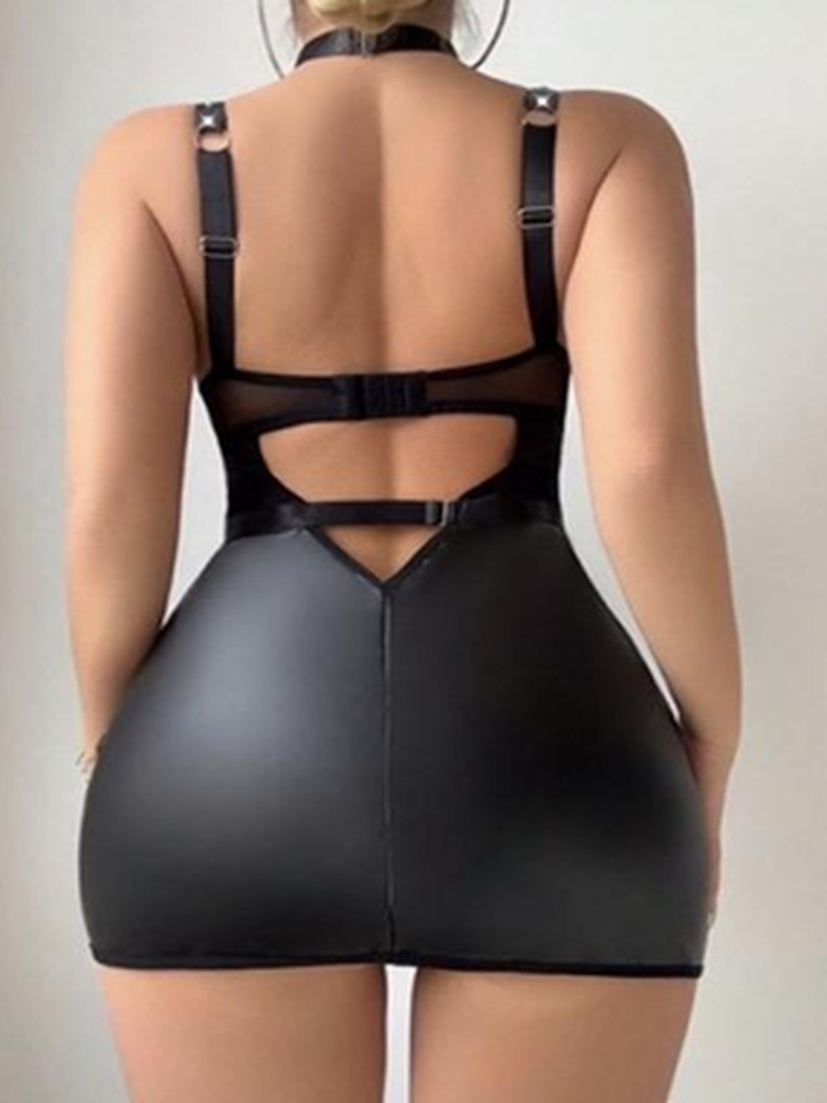 Robe moulante simili cuir lacée, string et collier – Riley – Les Secrets de Léa, vue 4
